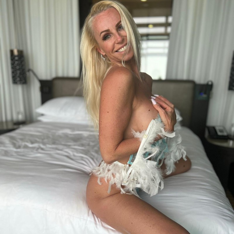 SarahEshley's Cam show and profile