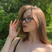 AraHailey webcam model