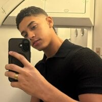Zayne_cross webcam model