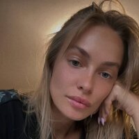 Emma_Rouz_ fully nude on webcam for live porn video chat