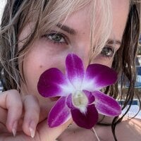 LoraaDoll's Avatar Pic