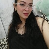 emy_brunette webcam model