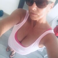 missMmilf's Offline Chat Room