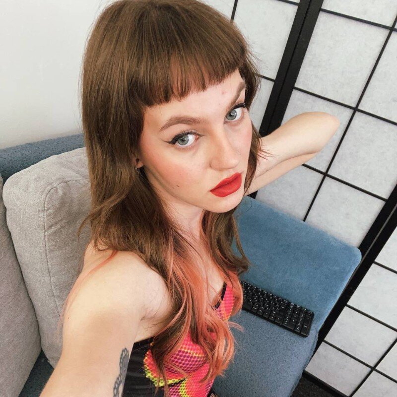 Violet-Loooove's Stripchat show and profile
