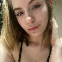 horny_honeyy's Offline Chat Room