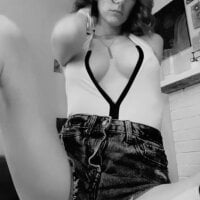 AllesNakedAgain's Offline Chat Room