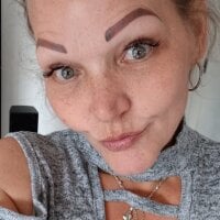 brazilianblondemilf webcam