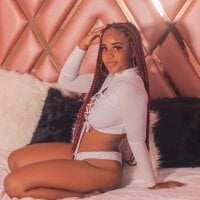 Amadora_Buhle Adlı Modelin Çevrimdışı Sohbet Odası