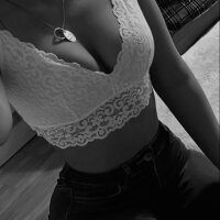 happy_ellie's Offline Chat Room