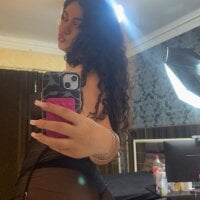 CurllyMya webcam