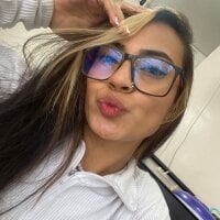 pequelili webcam model