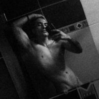 Brandonred09 Adlı Modelin Çevrimdışı Sohbet Odası