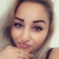 BlondeFoxy93's Offline Chat Room