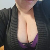 ThickBlonde1's Offline Chat Room