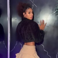 YayaHilton webcam model