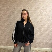 AriaBloombrerg webcam model