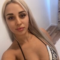 Giullyaxx webcam model