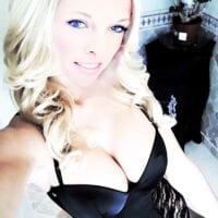 MILFxxMOMMY's Offline Chat Room