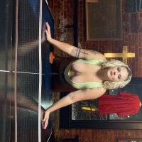 amazonxxxwoman's Offline Chat Room