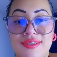JuicyCurvesXXX webcam model