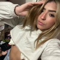Kardashian12 webcam model