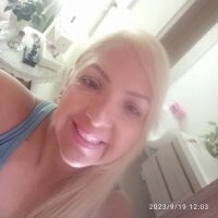 Azucena_23's Offline Chat Room