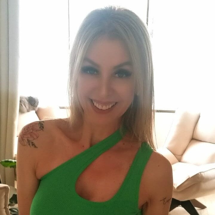 carolinesampaio's nudes and profile