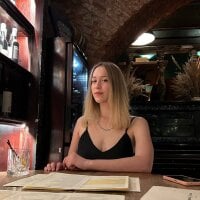 Adellina_flive's Offline Chat Room