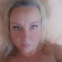 BlondeQueen38 webcam