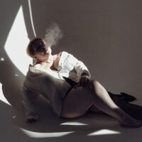 Kira_Kirke webcam model