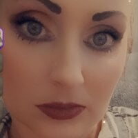 bigbootybrit's Offline Chat Room