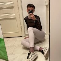 Sissyteenvienna's Offline Chat Room