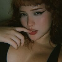 zooee_white webcam model