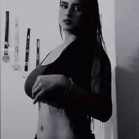 daniela_evans_'s Offline Chat Room