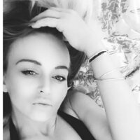 misslovehoney's Offline Chat Room