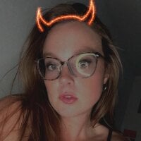 mommiixpooks webcam model