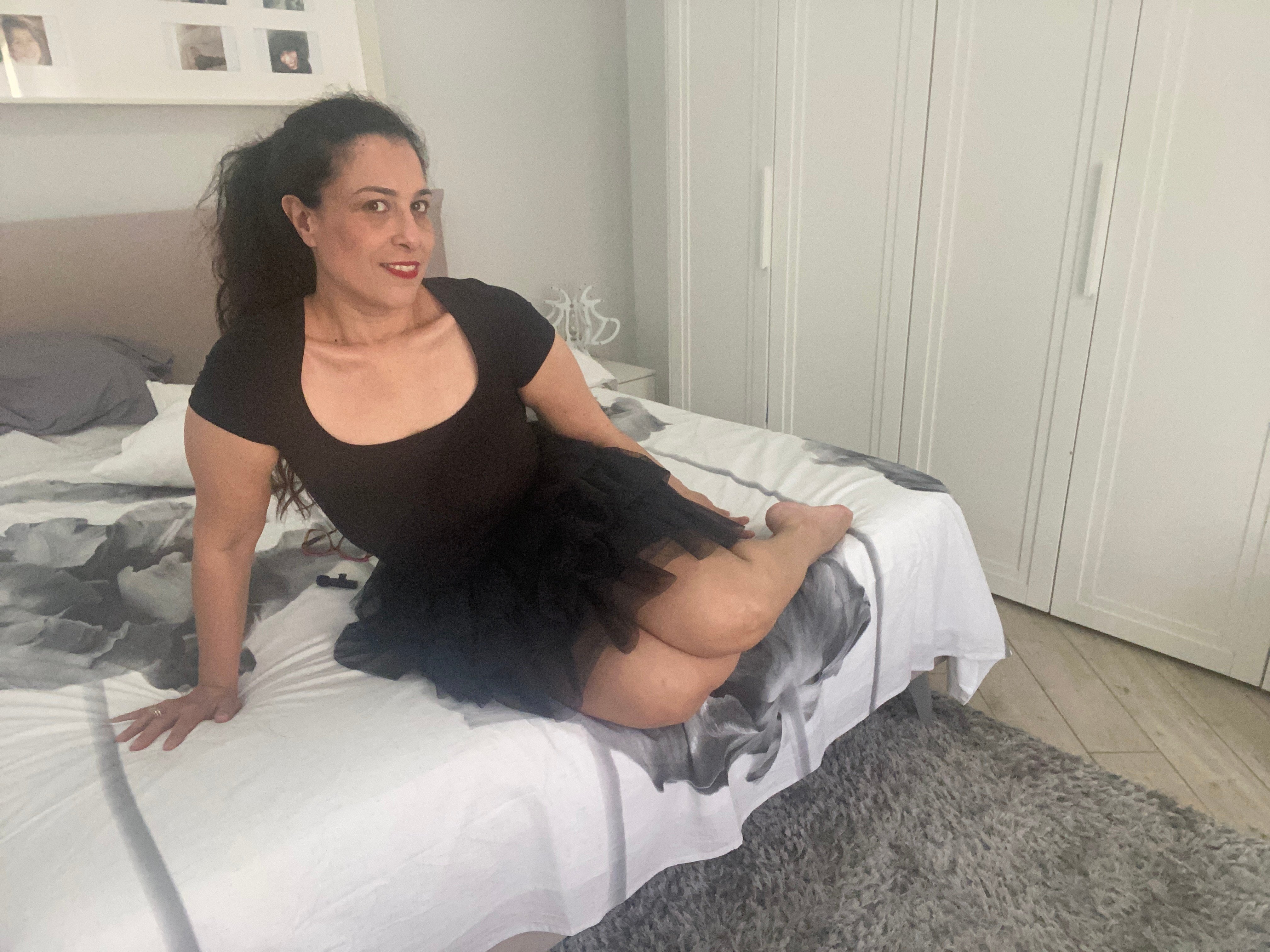 A vibrant webcam interface with Crudelia Francy front and center