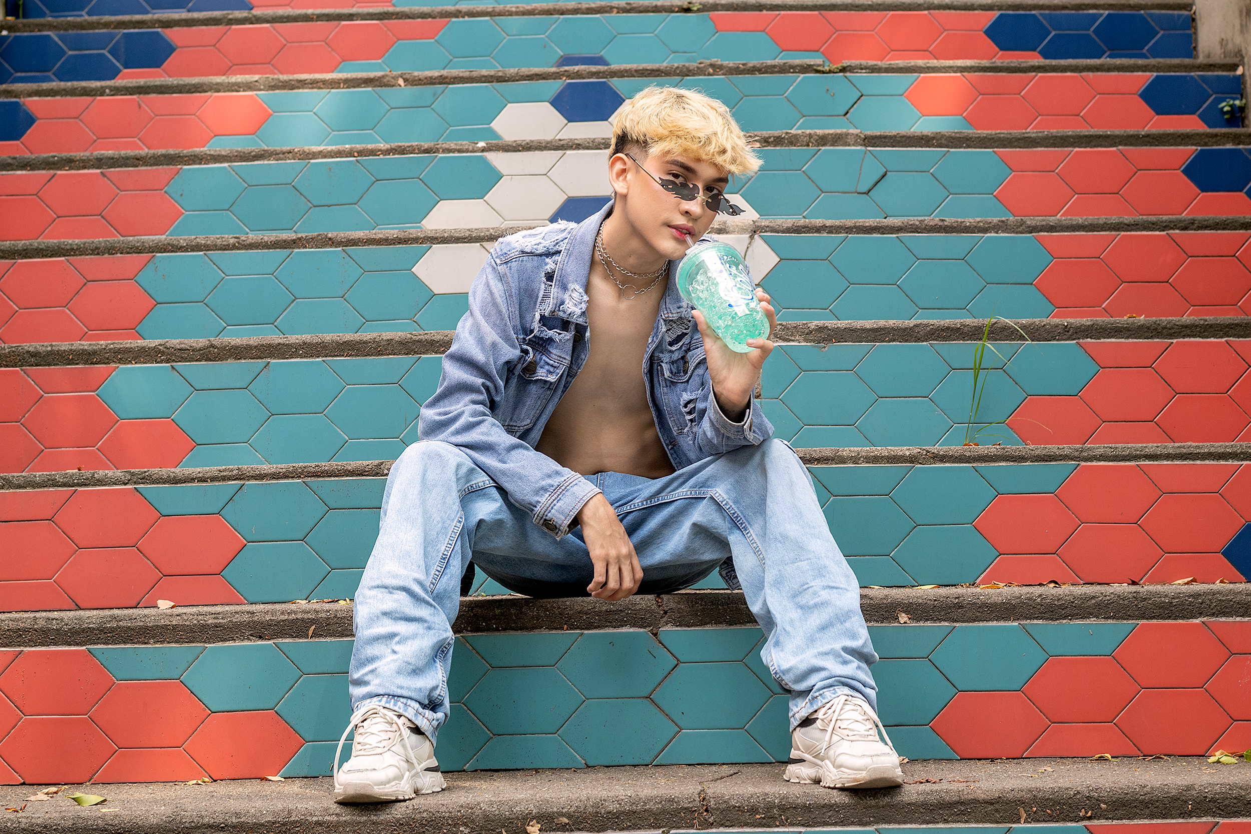 Stol ostidagi panties