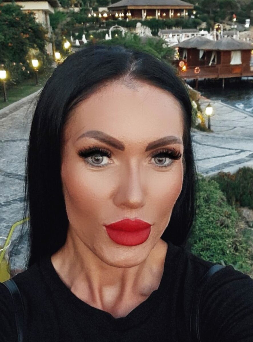 Adeline-Muscle-Queen Cam Model Profile | Stripchat