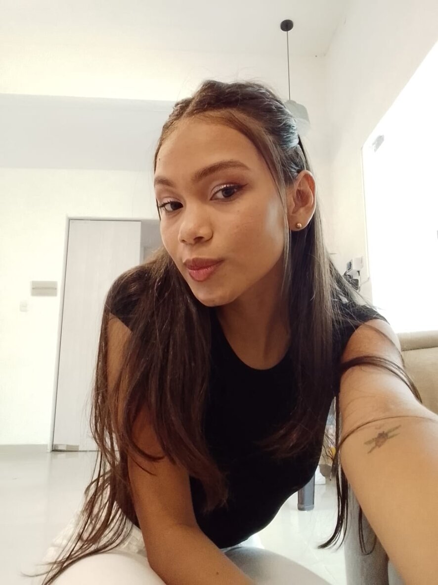 nina-ponse-webcam-model-profile-xhamsterlive