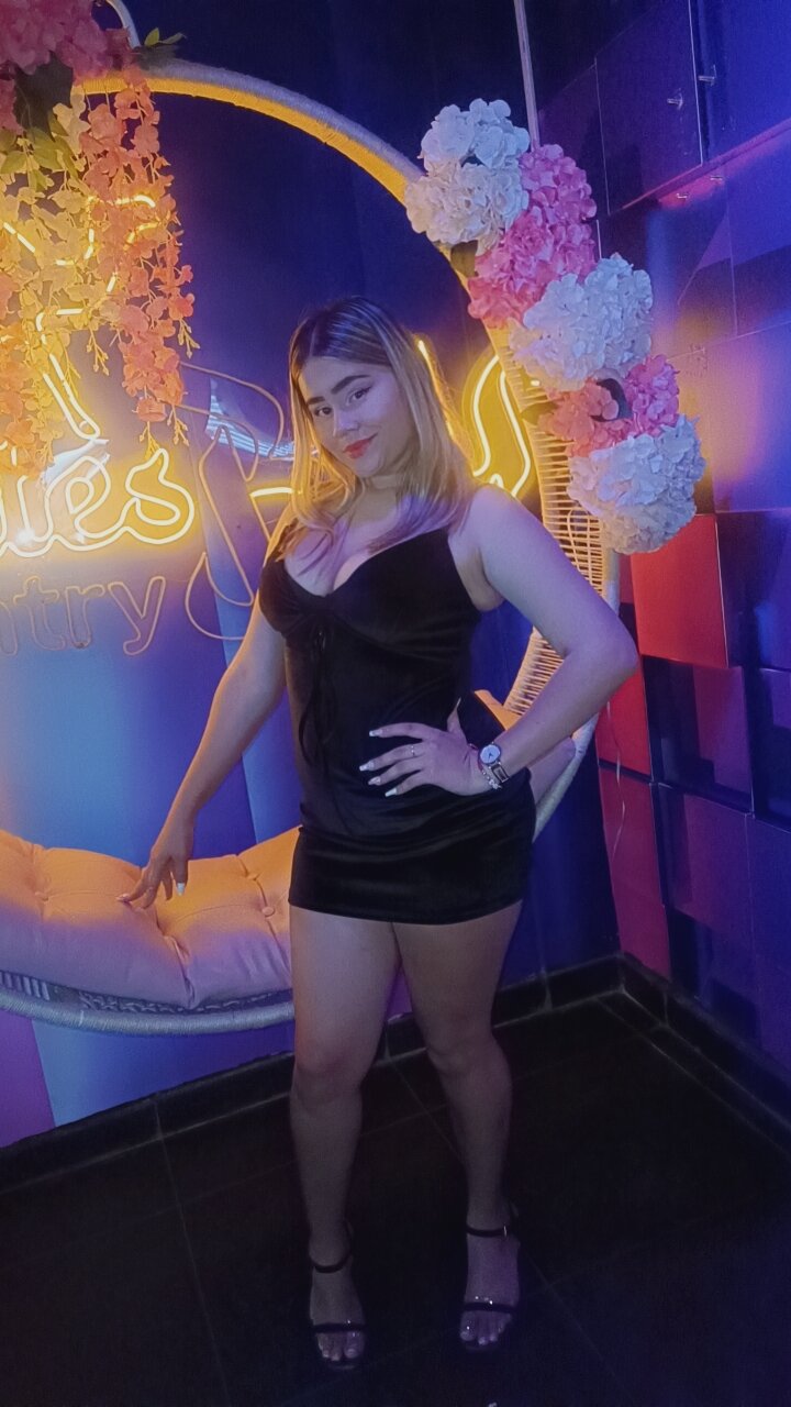 Sweet_lucia Cam Model Profile | Stripchat