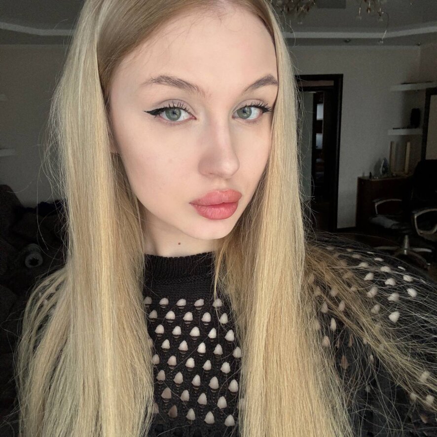 emelia-lovee-cam-model-profile-stripchat