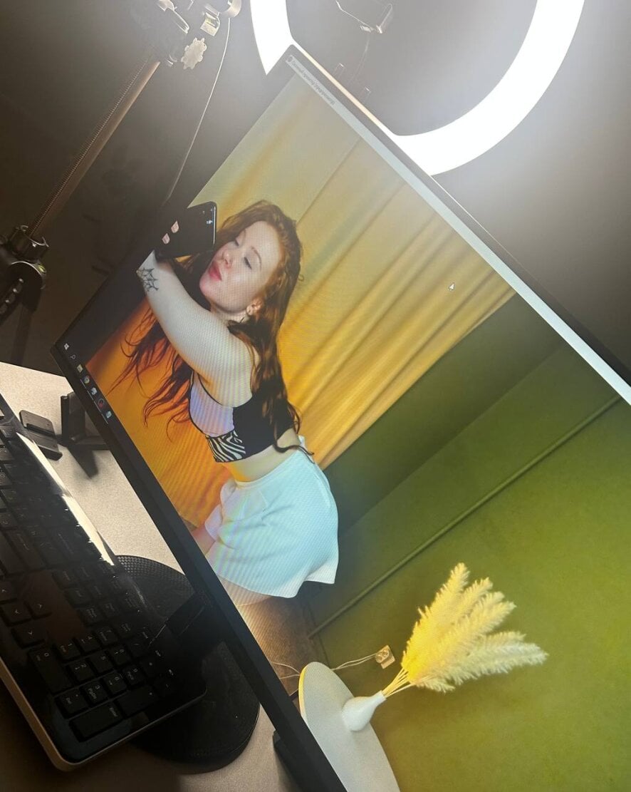 ElaineSmith cam Model Profile xHamsterLive