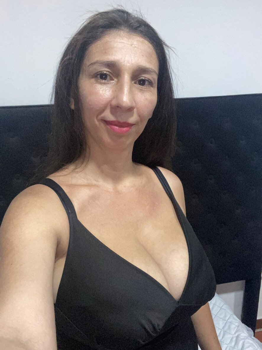 Mature-Mother Cam Model Profile Stripchat image