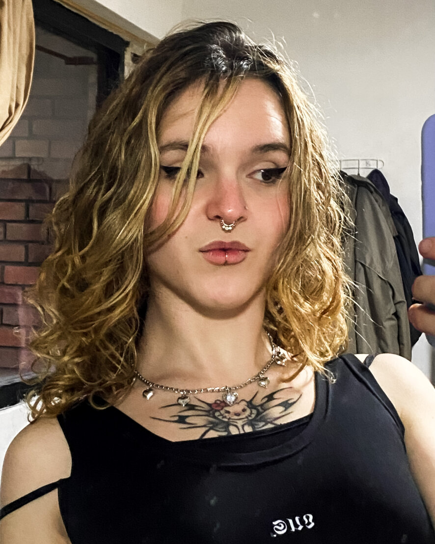 misschloe-webcam-model-profile-xhamsterlive