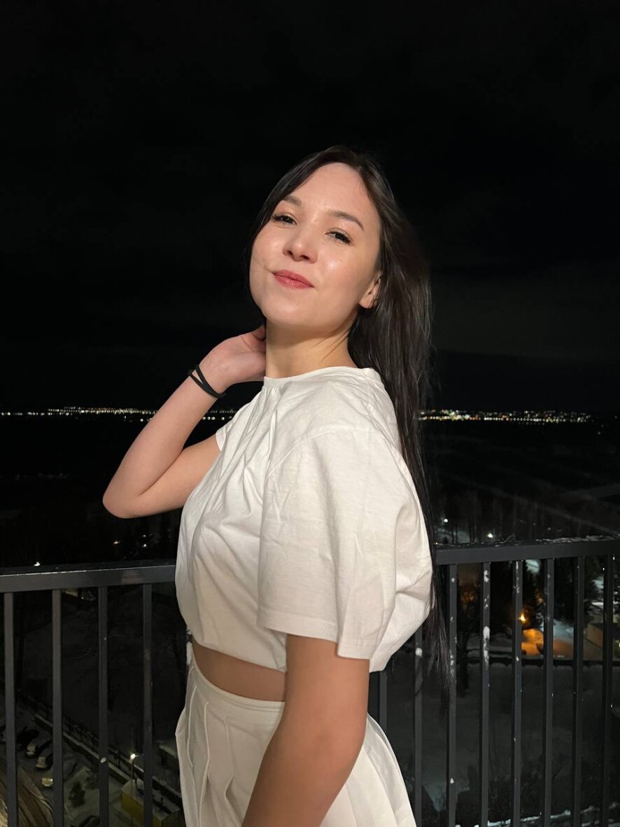 elainecastro-webcam-model-profile-xhamsterlive
