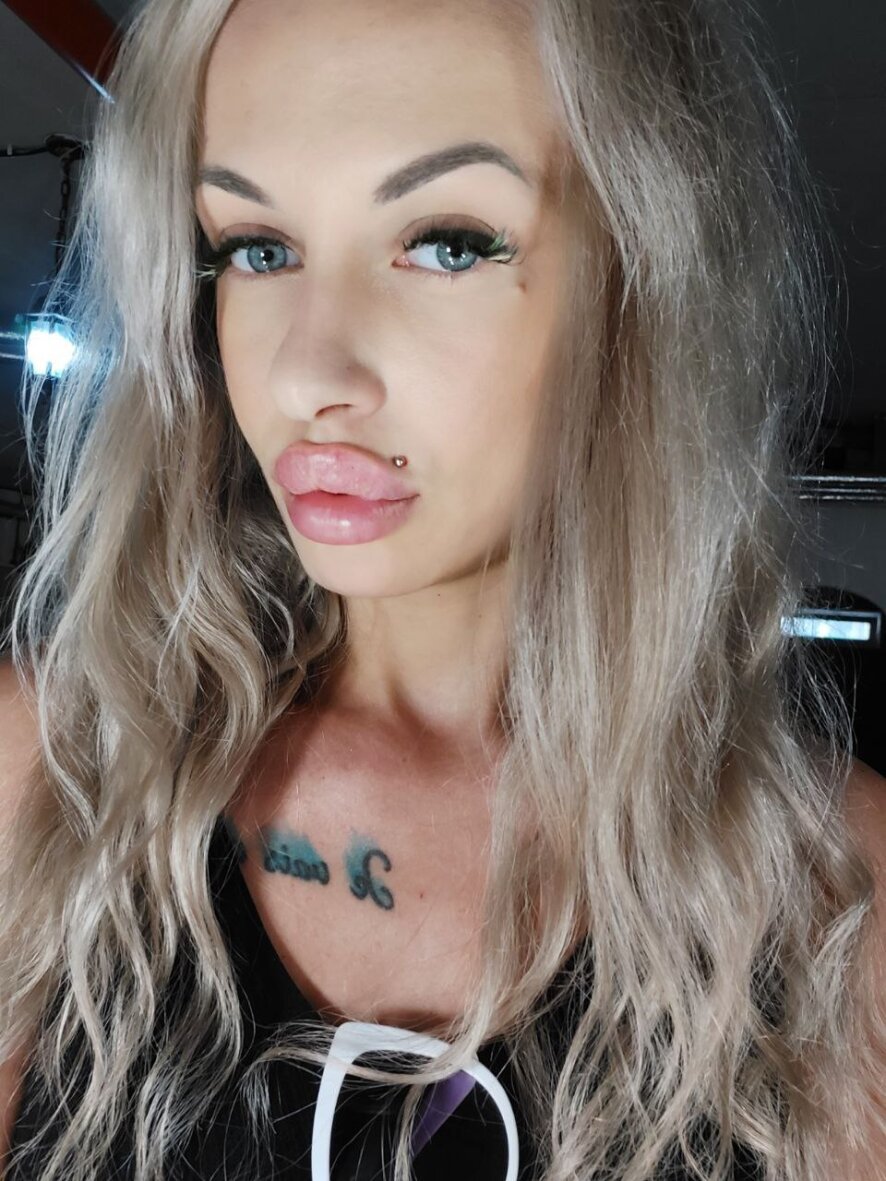 annkarter-webcam-model-profile-xhamsterlive