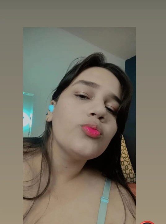 perfil-modelo-webcam-connie-topless-stripchat