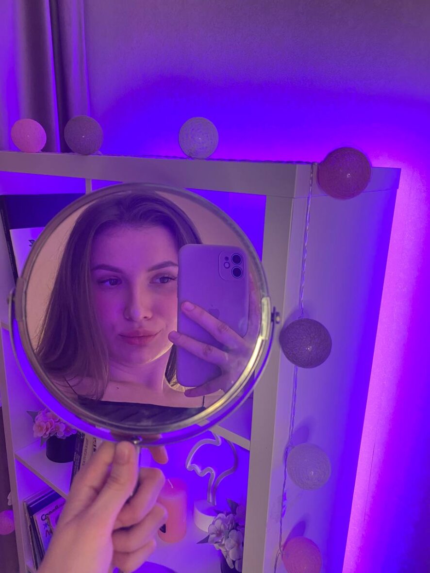 Elly_Baker Webcam Model Profile xHamsterLive