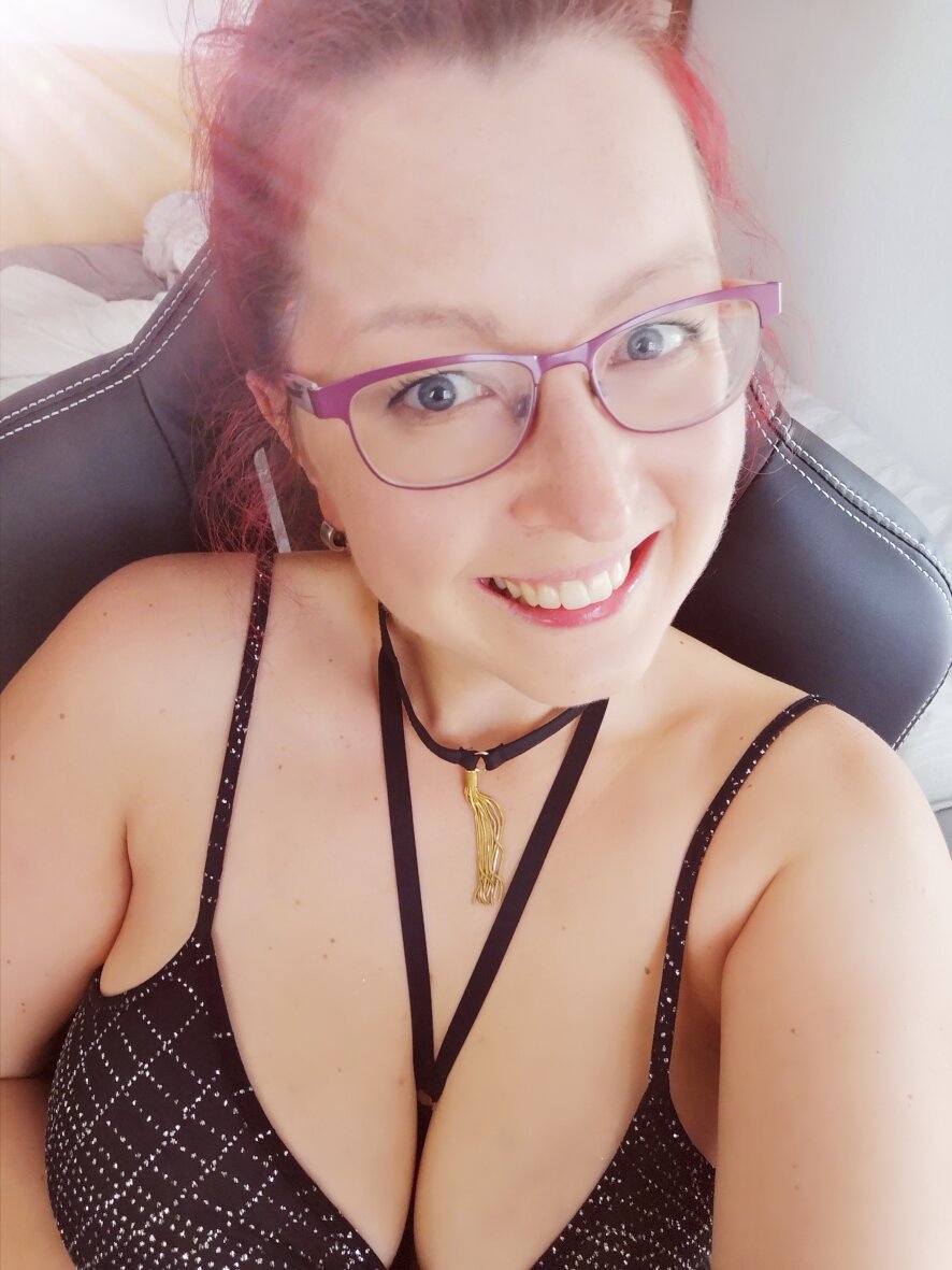 Bea-Buttercup Webcam Model Profile | xLiveSex